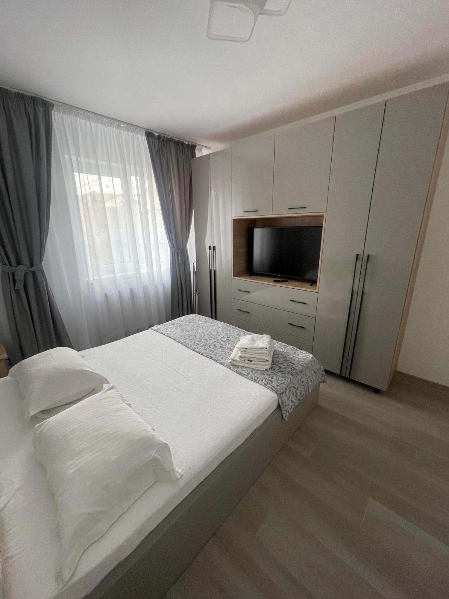 Luxury Apartment Piteşti Esterno foto